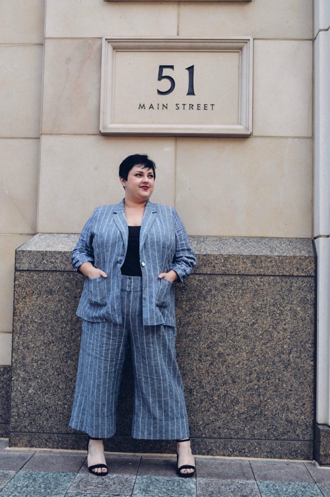plus size blogger in gray suit