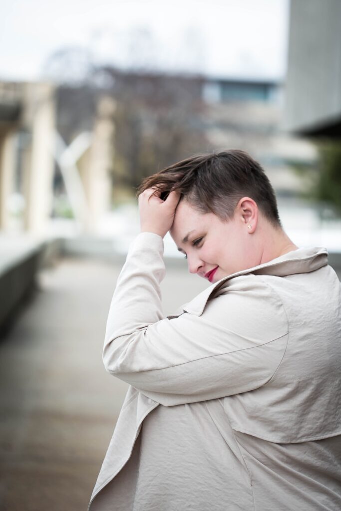 plus size blogger with short hair