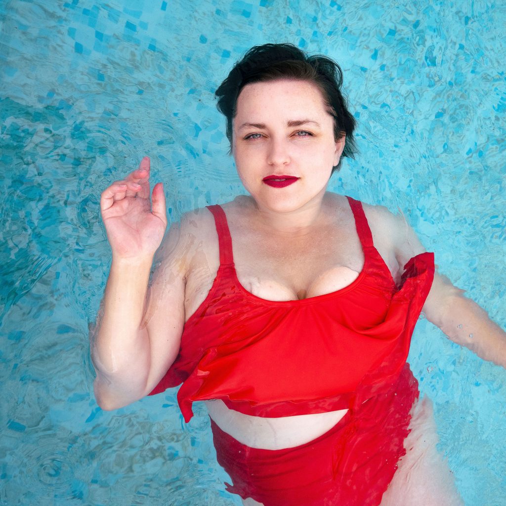 Utah blogger in swimming pool amazon plus size swimsuit review travel blogger