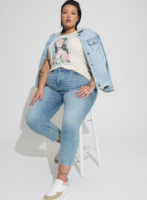 plus size airport outfit - graphic tee and plus size jean jacket and jeans